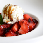 FRESAS EN SU JUGO CON HELADO DE VAINILLA Y GELATINA DE PEDRO XIMENEZ